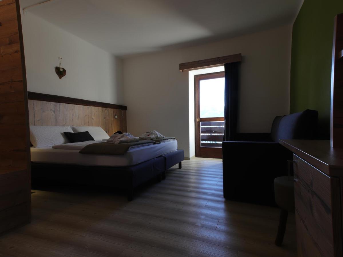 Hotel Alla Rocca Varena Exterior foto